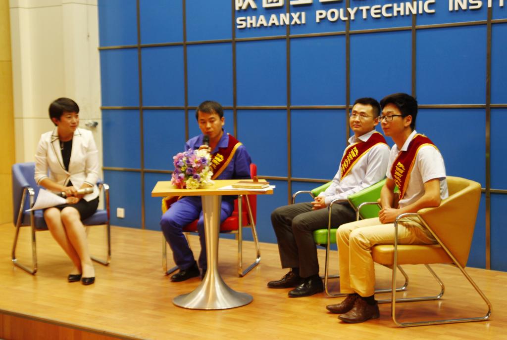 报告团成员针对同学们的提问交流分享