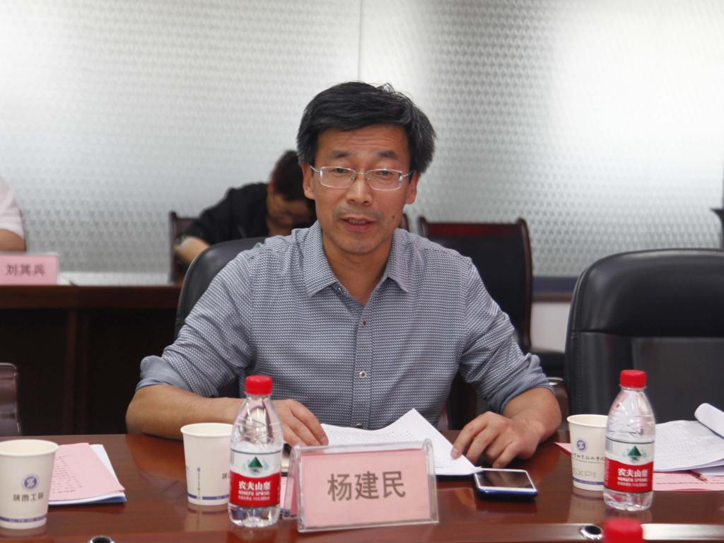 科研处处长杨建民汇报乐游棋牌科技创新工作