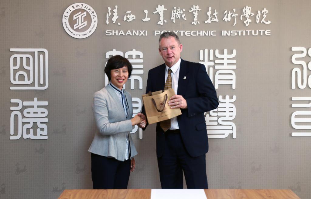 院长张晓云向托尼?奥布莱恩赠送礼品