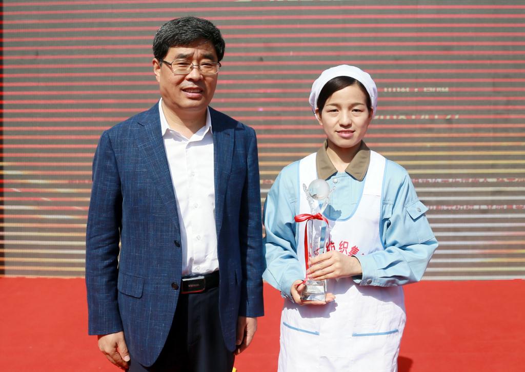 中共咸阳市委书记岳亮为乐游棋牌毕业生颁奖