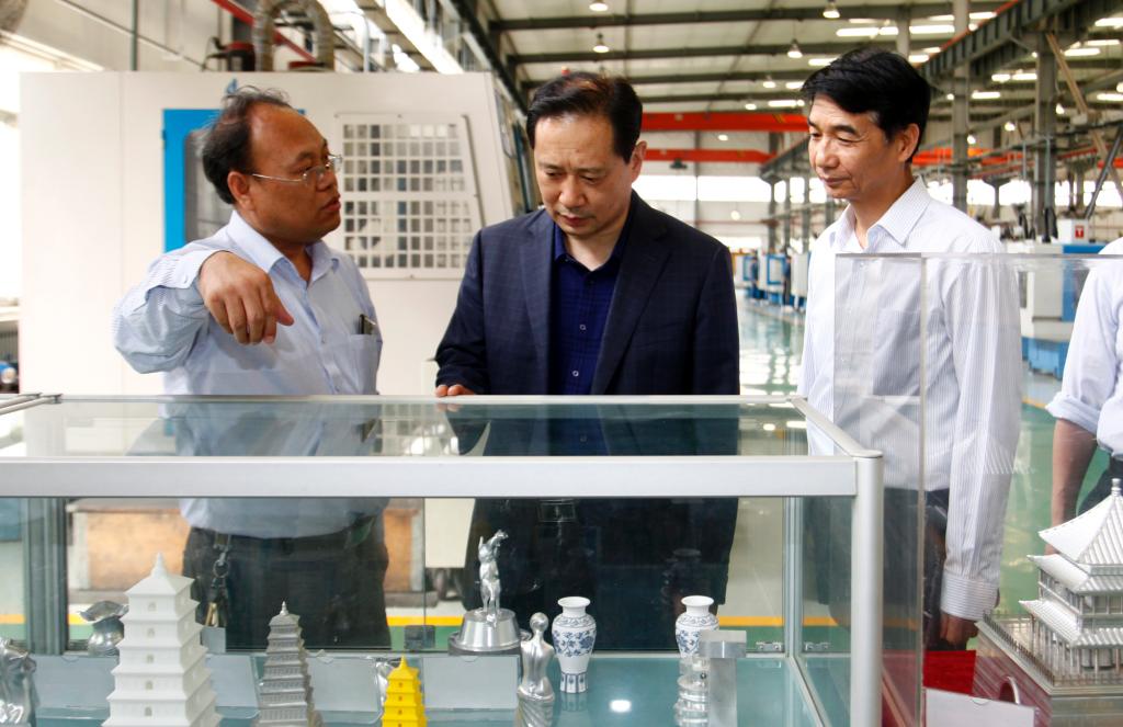 王秉琦副部长查看乐游棋牌学生技能作品