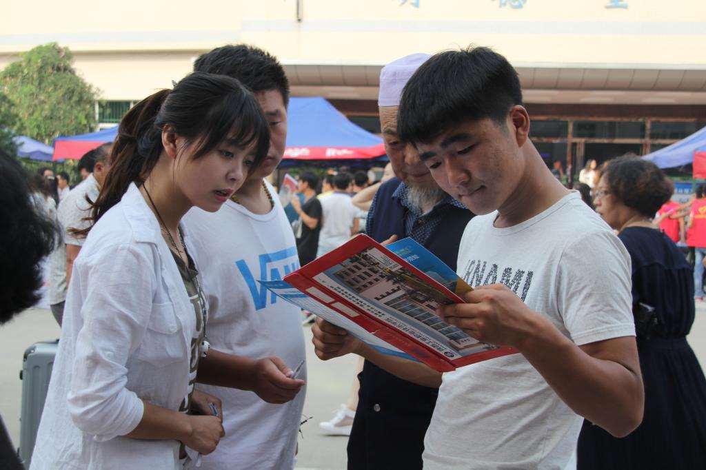 新生仔细查阅报到流程