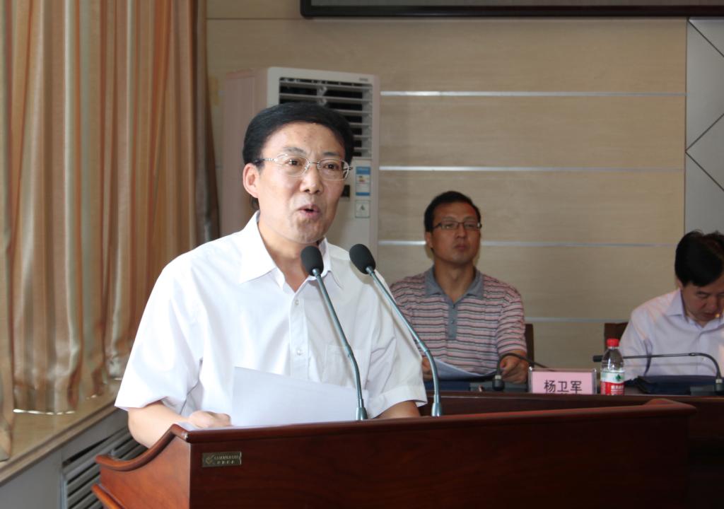 党委副书记王天哲主持26日的会议