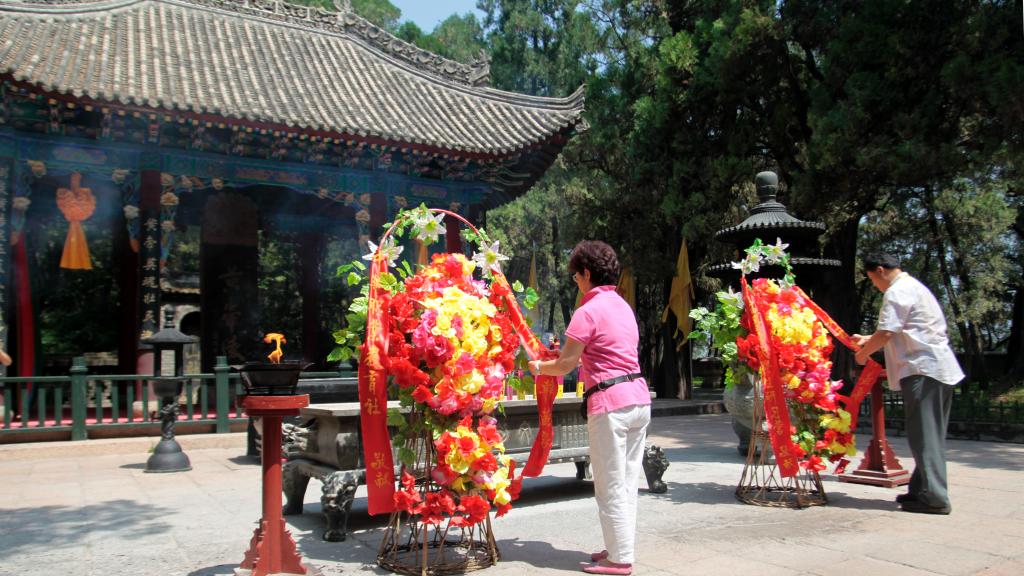 中华职教社联络部部长缪飞与研习营荣誉团长周荃共同向黄帝敬献花篮