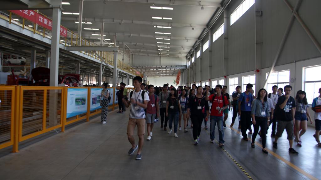 参观比亚迪汽车总装生产线