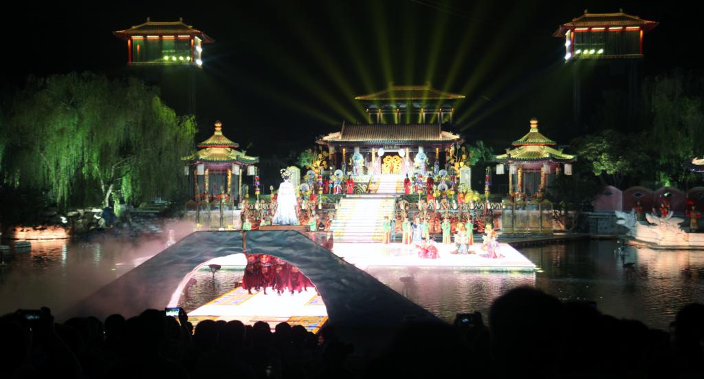 研习营观看华清池《长恨歌》演出