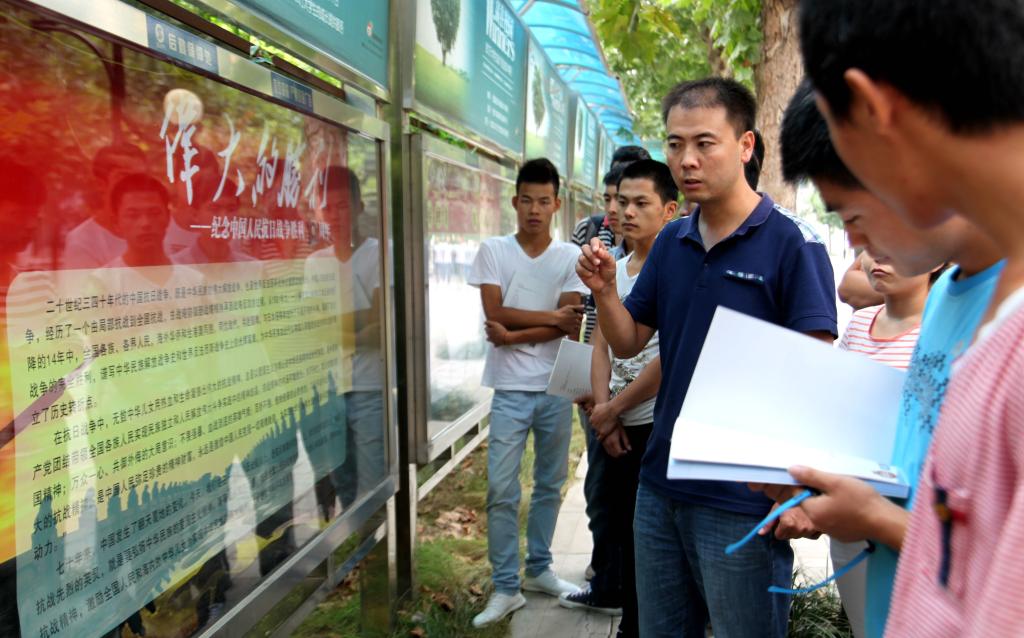 王辉老师带领学生观看大型图片展