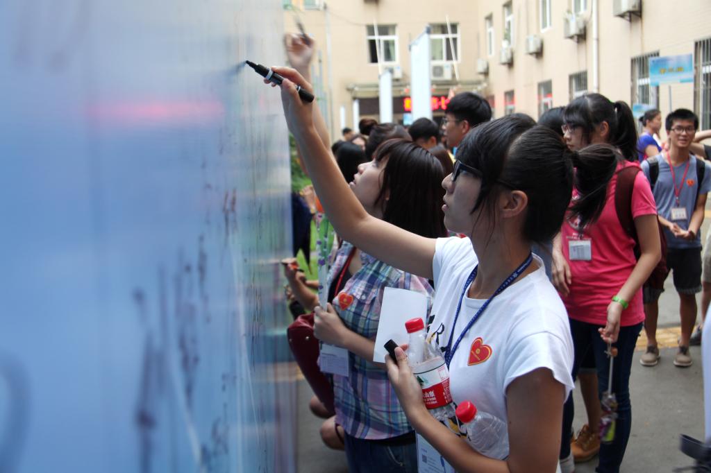 研习营全体营员在学校签字留念