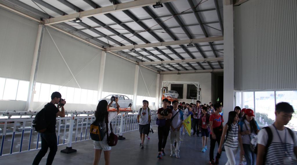 参观比亚迪汽车总装生产线