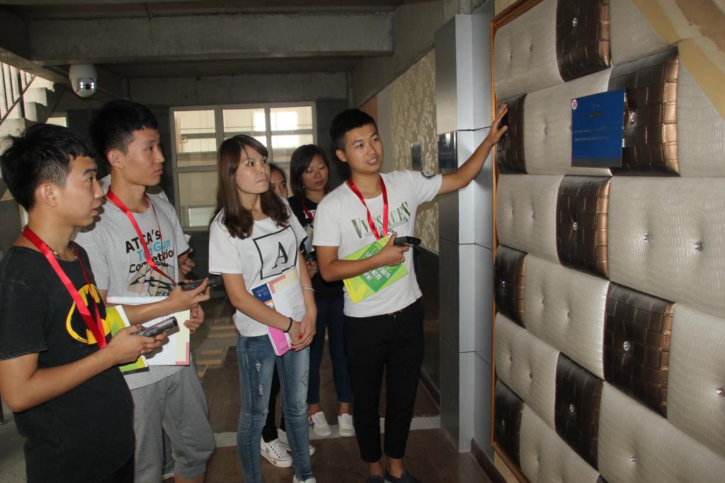 小组讨论过关同学利用教学导缆器自助学习