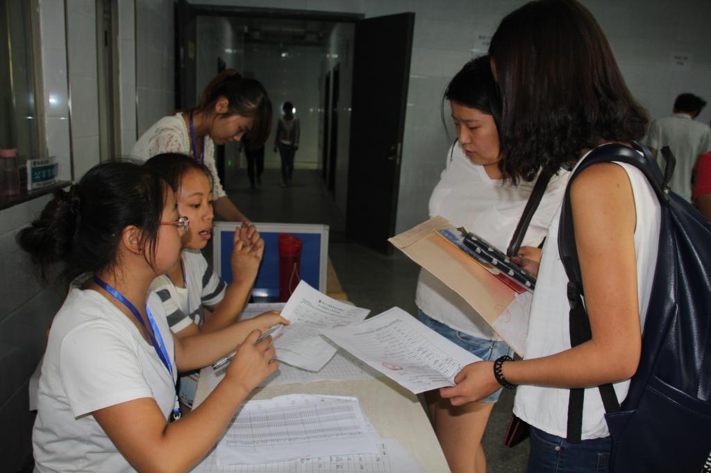 公寓工作人员为新生安排宿舍