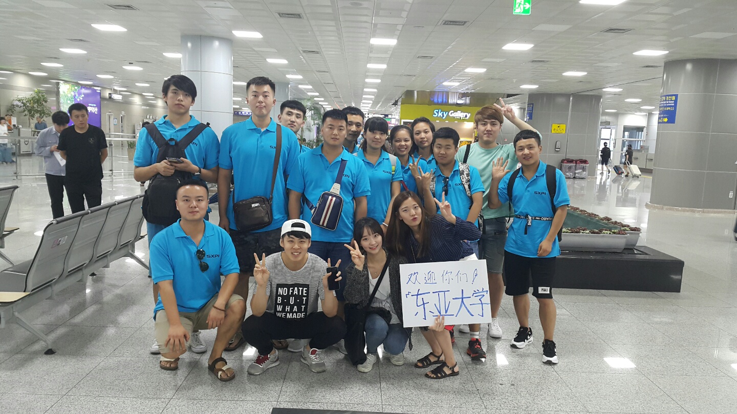 韩国学生到机场迎接乐游棋牌学生交流团
