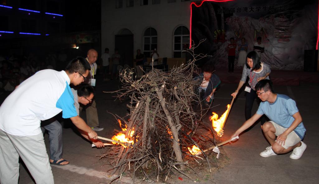 师生代表点燃篝火