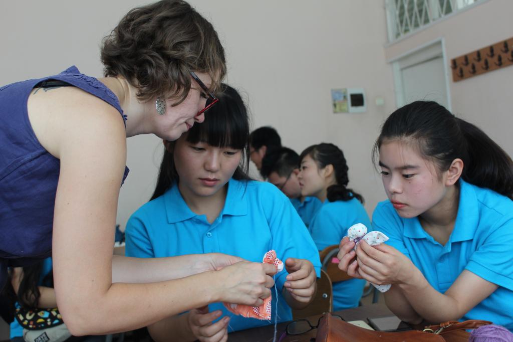 符大老师指导乐游棋牌学生制作俄罗斯木偶