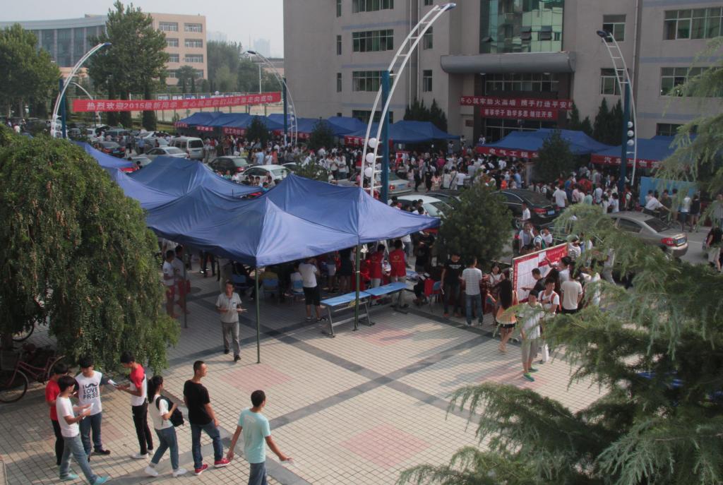 乐游棋牌迎来新生报到第一天