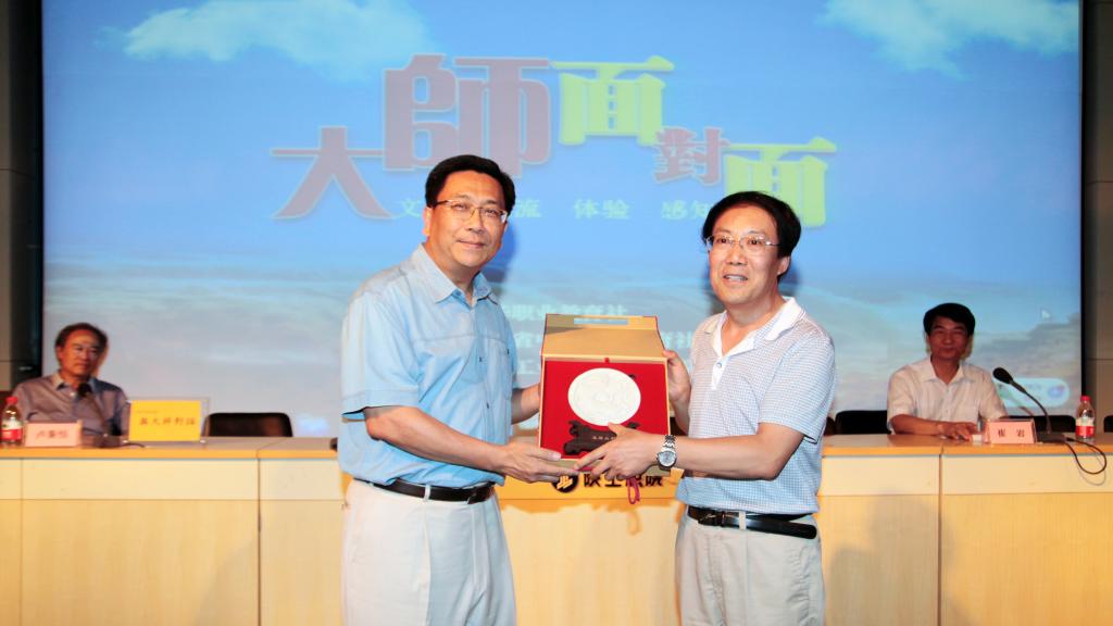 研习营团长郑又平和乐游棋牌党委副书记王天哲代表双方互赠纪念品