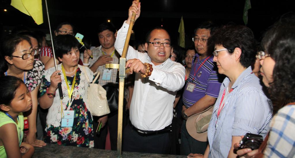 研习营荣誉团长、团长及各省市观摩代表听取讲解