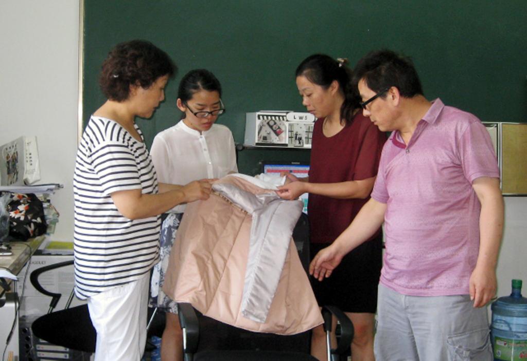 设计师与样版师进行细节沟通