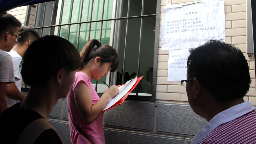 新生在财务处签字缴费