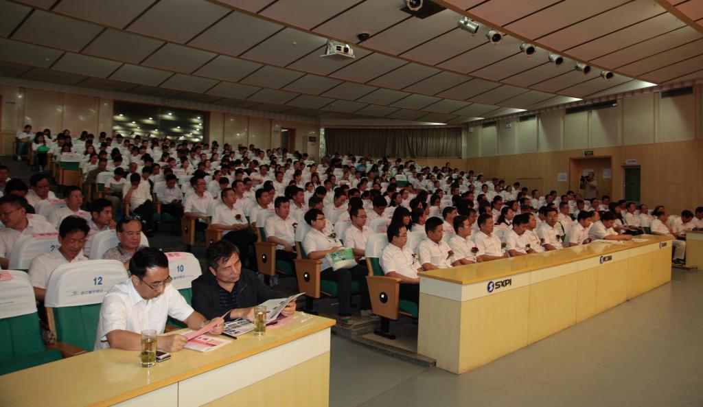 全院教职员工代表400余人参加了会议