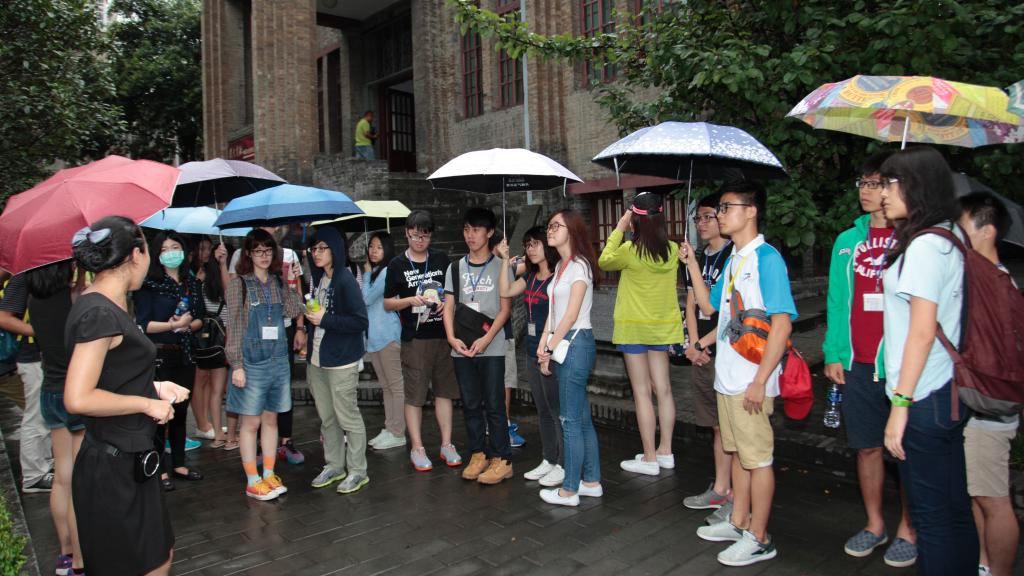 营员参观张学良将军公馆纪念馆