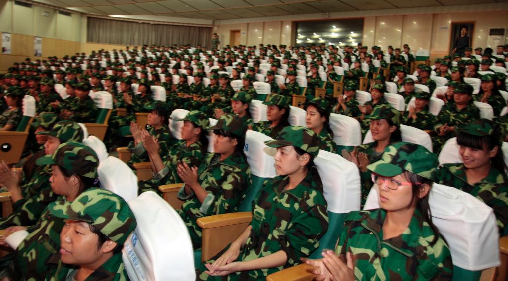 400余名2015级新生参加报告会