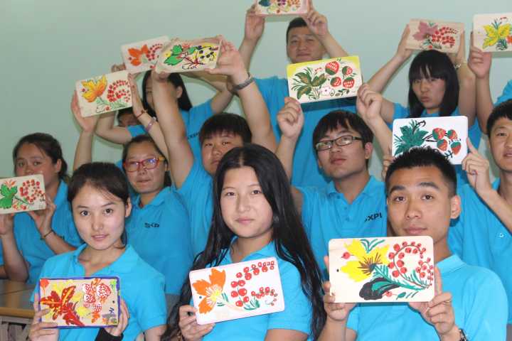 乐游棋牌学生学习俄罗斯绘画