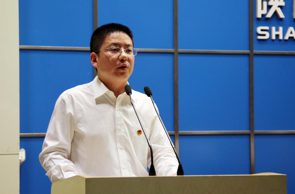 学工部副部长、团委书记闫军主持会议