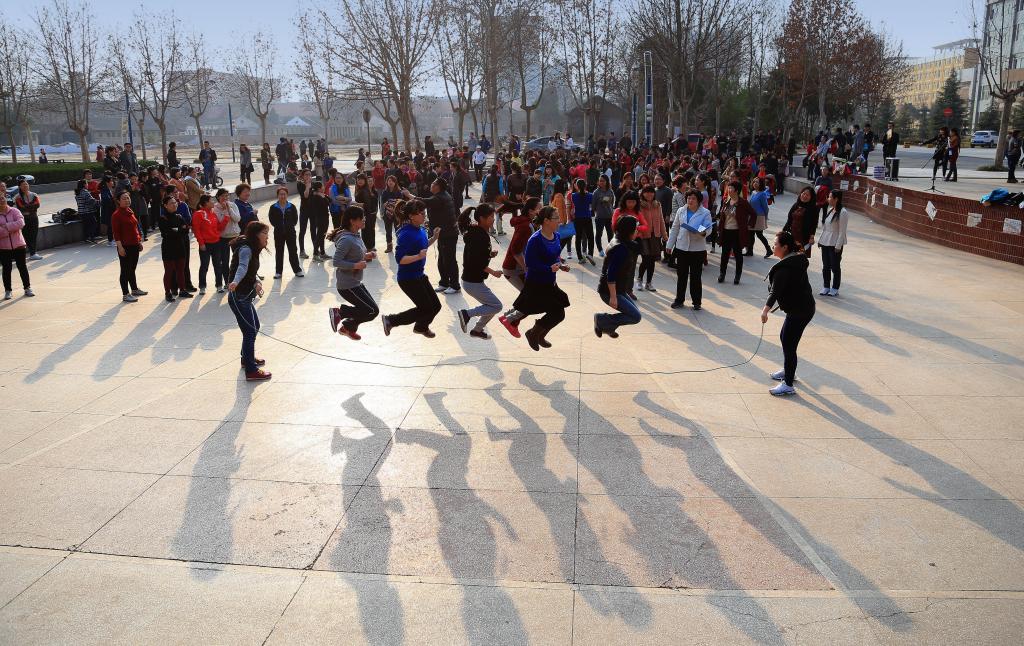 吕宏老师的摄影作品《跳?悦》获一等奖