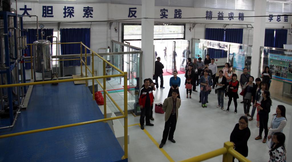 参观化工技术实训中心