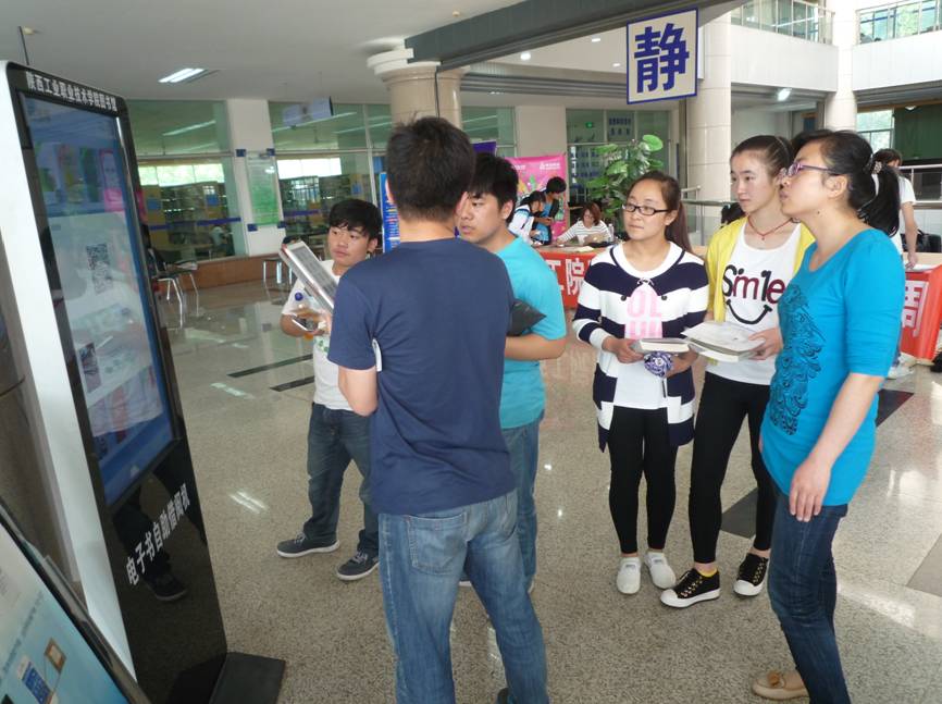 为学生讲解电子书自助借阅机的操作方法