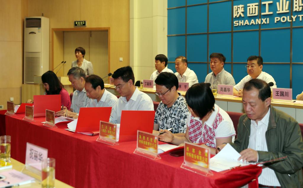 党委副书记、副院长刘永亮代表学院与7家企业签定了校企合作协议