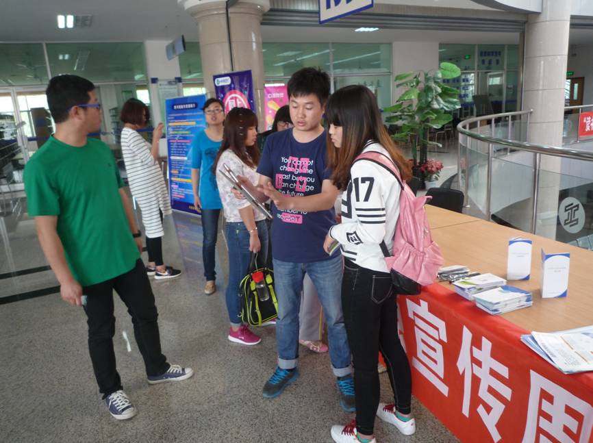 为读者演示数字资源使用方法