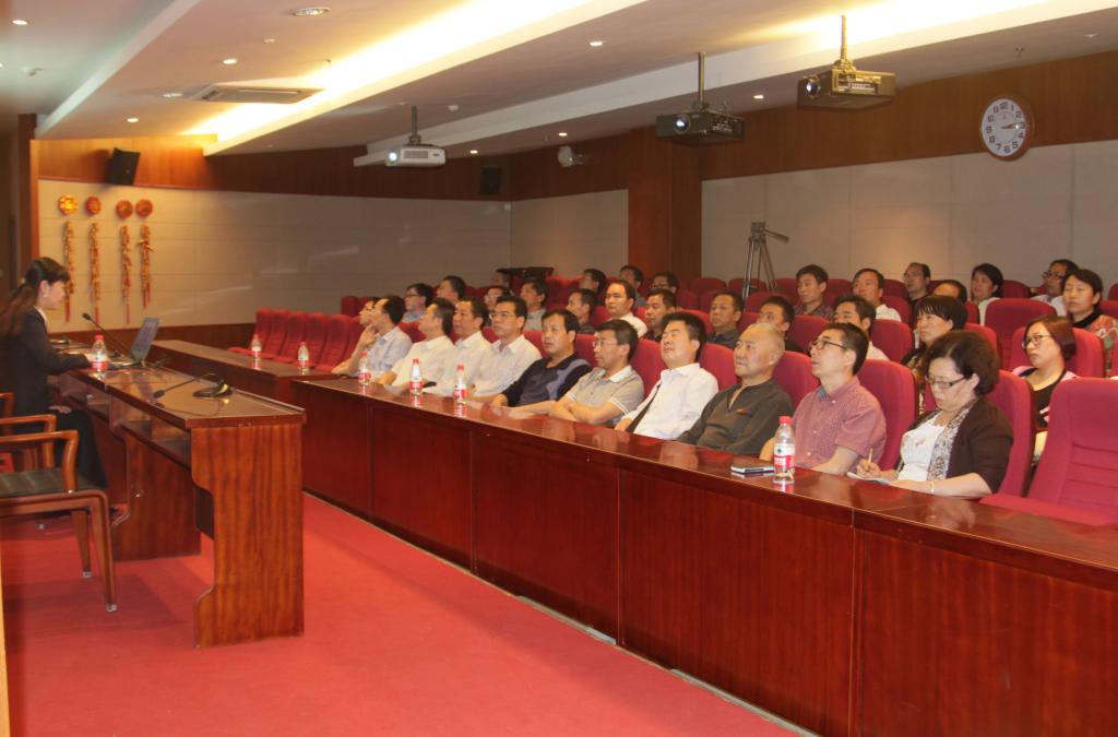 广大干部聆听《翰墨廉风》专场报告