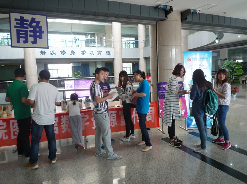 在图书馆二层入口处进行宣传讲解