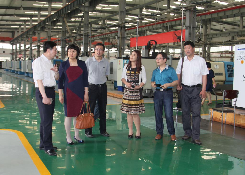 邢晖主任一行参观机加工中心