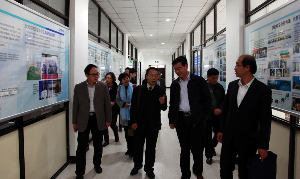 车绪武副书记一行参观乐游棋牌实训基地