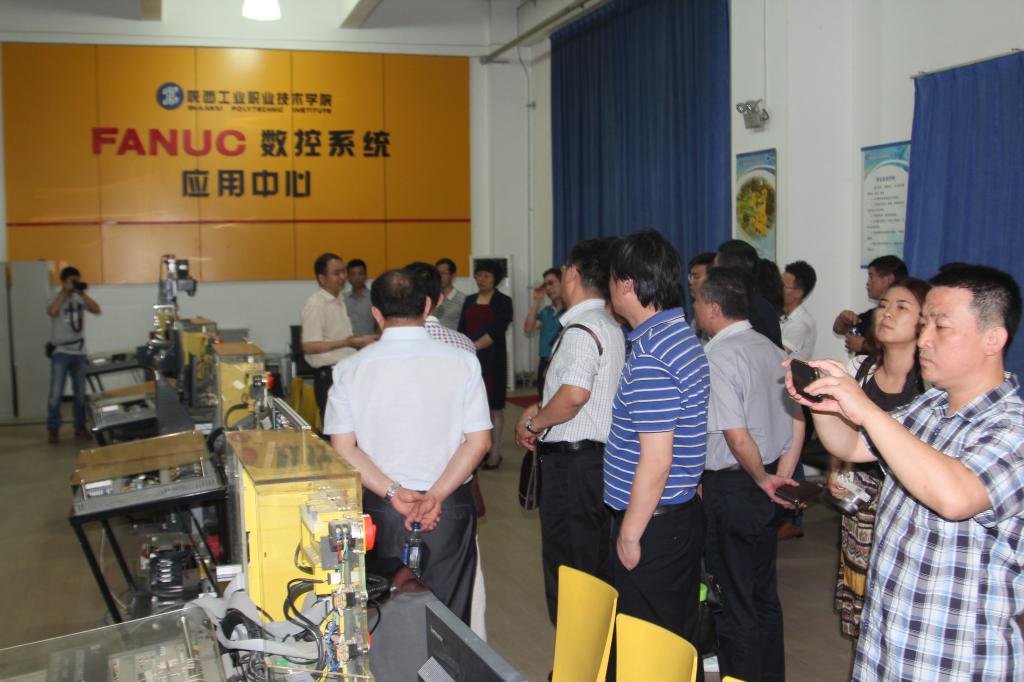 邢晖主任一行参观数控学院实训基地