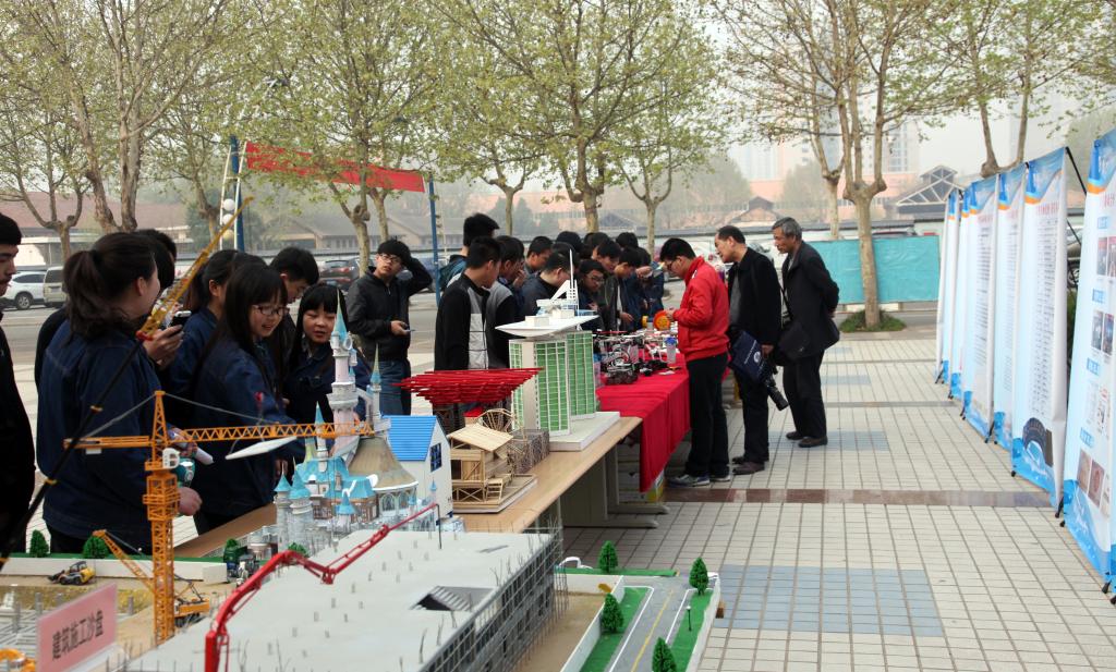 参会代表参观乐游棋牌学生科技创新作品展