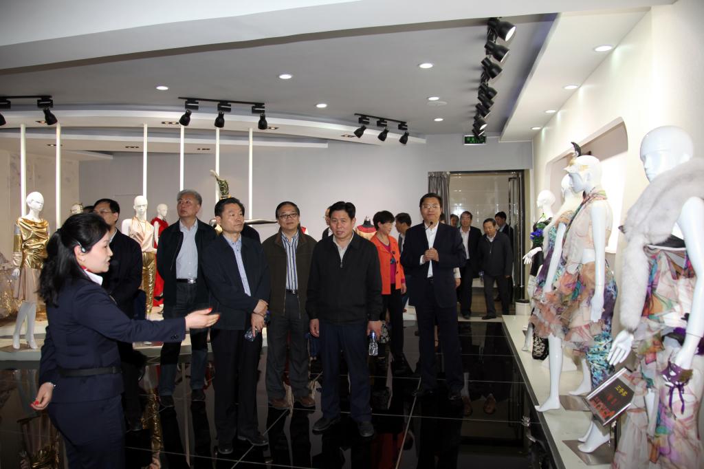 省人大执法检查组考察服装专业获奖作品展