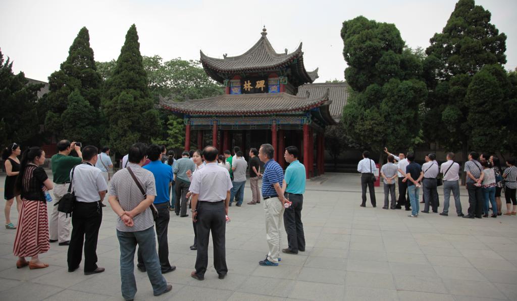 乐游棋牌组织科级干部参观省高教系统廉政教育基地