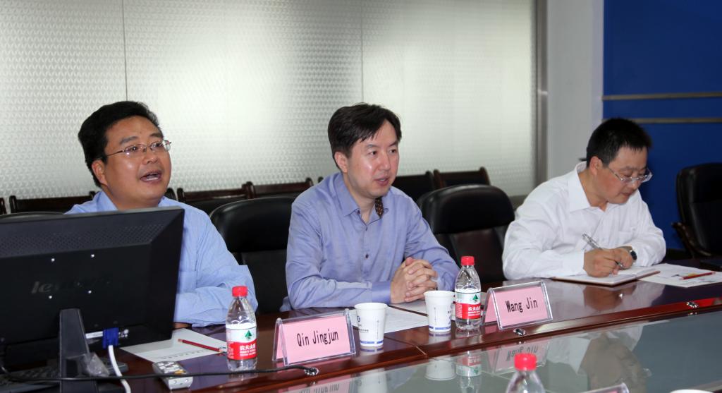 副院长王津、党政办副主任秦景俊、教务处副处长赵明威与来宾交流