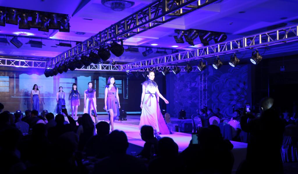 与会用人单位代表观看乐游棋牌服装专业学生毕业设计成果展示