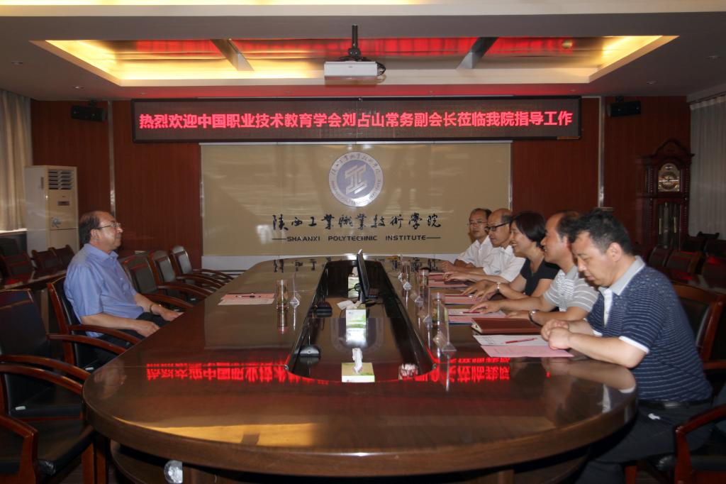 中国职业技术教育学会常务副会长兼秘书长刘占山莅临乐游棋牌指导工作