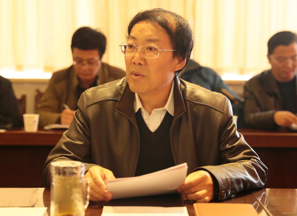 党委副书记王天哲主持会议并解读全会公报