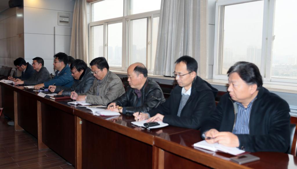 党委中心组成员参加集体学习