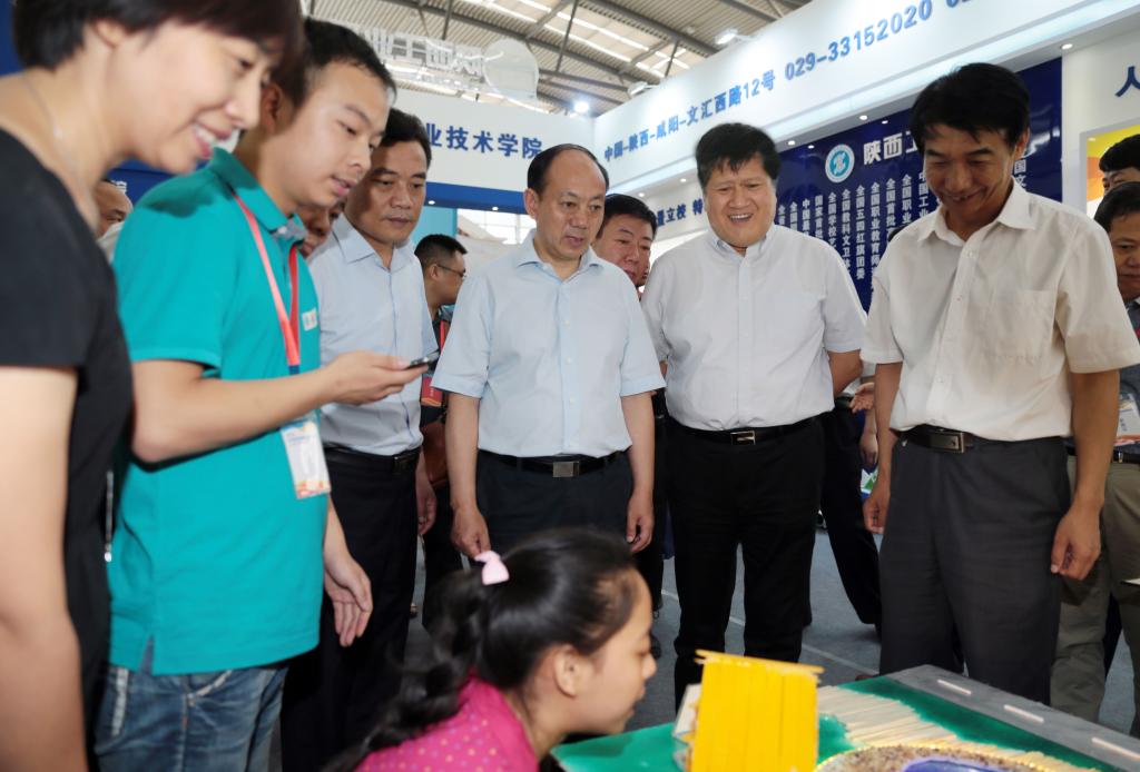 中共陕西省委教育工委书记董小龙、省教育厅厅长王建利、副厅长王紫贵等莅临乐游棋牌展位参观指导