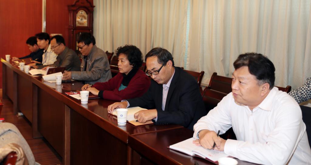 党委中心组成员围绕第三专题进行研讨交流