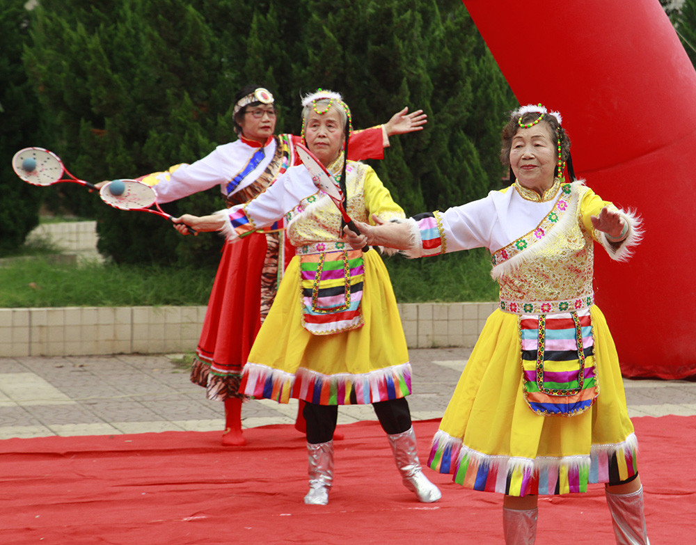 耄耋老人精神矍铄