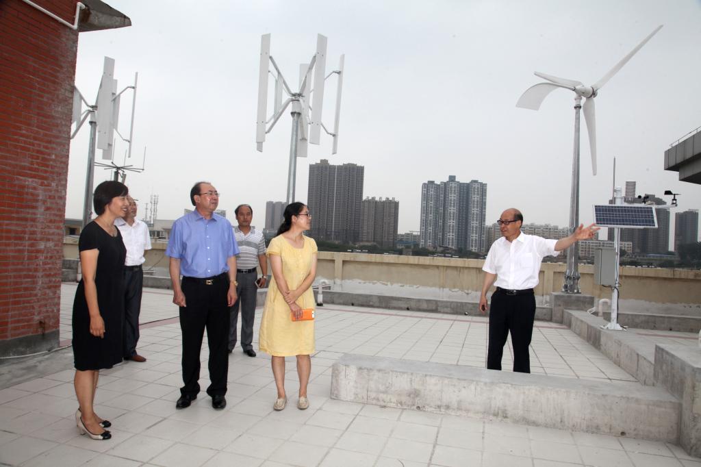 刘占山副会长实地考察了学院分布式能源及智能微电网系统实训中心建设工作